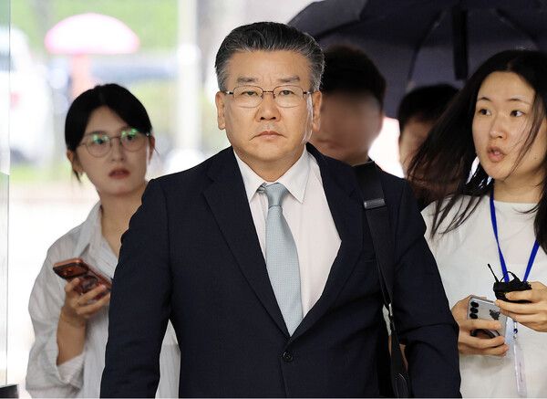 직권남용 혐의로 구속영장이 청구된 유병호 감사원 감사위원(차관급)이 20일 서울 서초구 서울중앙지법에서 열린 구속 전 피의자 심문(영장실질심사)에 출석하고 있다. [연합뉴스]