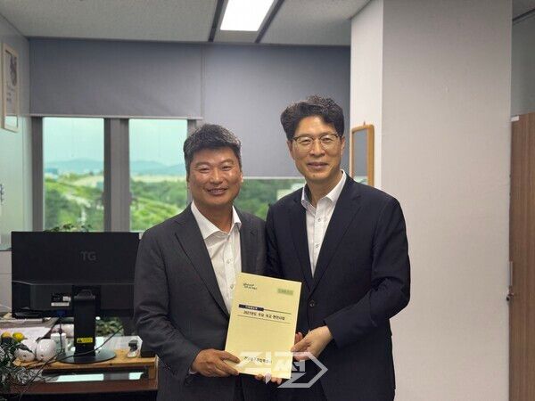 황기연 전남광주통합특별시 행정부시장(오른쪽)이 21일 정부세종청사 기획예산처 박창환 예산총괄심의관을 만나 현안 사업 등 정부예산 반영을 요청했다. [전남광주통합특별시]