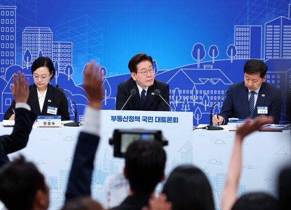이재명 대통령이 23일 서울 여의도 KBS 별관에서 열린 부동산정책 국민 대토론회에서 참석자 발언을 듣고 있다. [연합뉴스]
