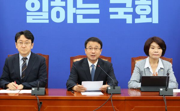 더불어민주당 한병도 대표 직무대행 겸 원내대표가 23일 국회에서 열린 정책조정회의에서 발언하고 있다. [연합뉴스]