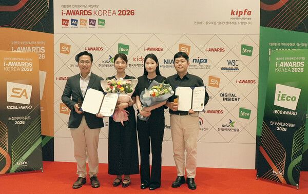 이명훈 BNK경남은행 부장(사진 왼쪽 첫번째)과 직원들이 ‘소셜아이어워드 2026 시상식’에서 은행분야 인스타그램 대상과 유튜브 대상을 받은 뒤 기념촬영을 하고 있다. [BNK경남은행]
