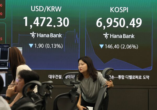 24일 서울 중구 하나은행 딜링룸 모습. [연합뉴스]