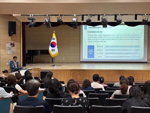 경남교육청이 학생맞춤통합지원 교직원 역량 강화 연수를 열고 학교 현장 사례를 공유하고 있다. [경남교육청]