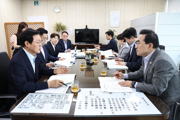 박완수 경남도지사가 서울에서 박홍근 기획예산처 장관을 만나 경남 주요 현안과 2027년도 국비사업 지원 방안을 논의하고 있다. [경남도]