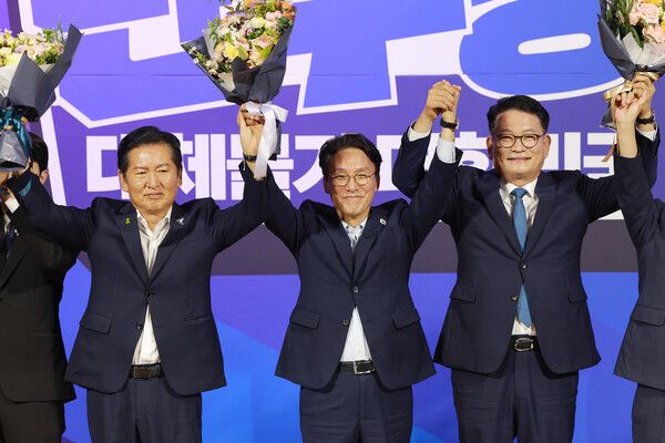 더불어민주당 당 대표 예비경선을 통과한 김민석·정청래·송영길 후보가 23일 국회 의원회관에서 기념 촬영하고 있다. [연합뉴스]