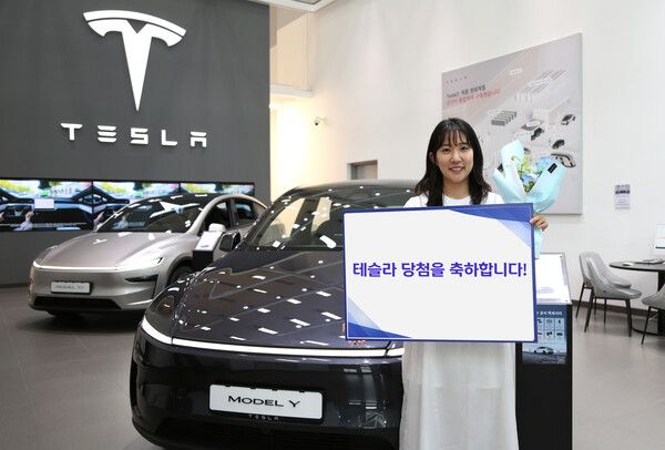 신한투자증권은 ‘SOL LINK’ 출시를 기념해 진행 중인 ‘테슬라 모델Y 증정 이벤트’의 첫 번째 당첨자에게 경품을 전달했다. [신한투자증권]