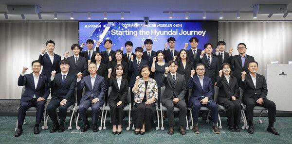 현대그룹 신입 매니저 입문 교육 수료식. [현대]
