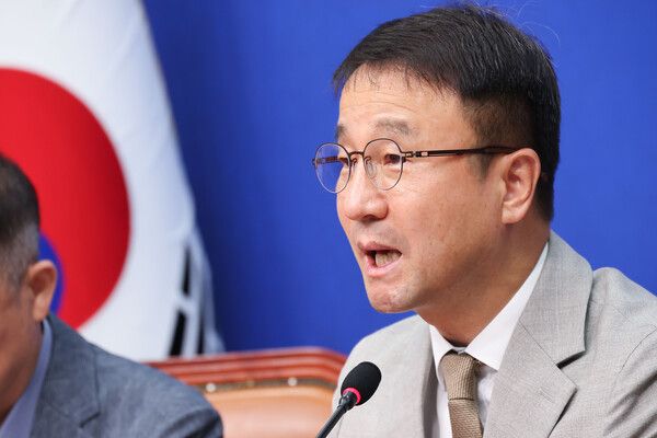 더불어민주당 한병도 당 대표 직무대행 겸 원내대표가 27일 국회에서 열린 최고위원회의에서 발언하고 있다. [연합뉴스]