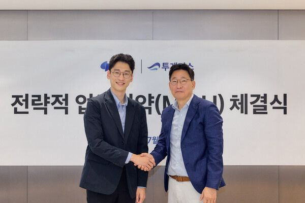 지난 24일&nbsp;서울 강남구 역삼동 아크플레이스에서 오규인 토스 부사장(왼쪽)과 서형석 투게더스 대표이사가&nbsp;업무협약 기념 사진을 촬영하고 있다. [토스]