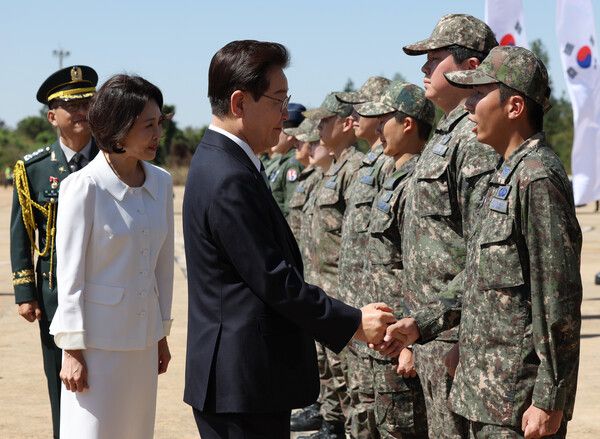 브라질을 국빈 방문한 이재명 대통령이 26일(현지시간) 브라질리아 공군기지에서 C-390 수송기 관련 브라질 현지에서 교육받고 있는 우리 공군 조종사 및 정비사들을 격려하고 있다. [연합뉴스]