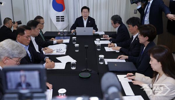 브라질을 국빈 방문 중인 이재명&nbsp;대통령이 26일(현지시간) 브라질리아 한 호텔에서 화상 수석보좌관회의를 주재하고 있다.&nbsp;[연합뉴스]