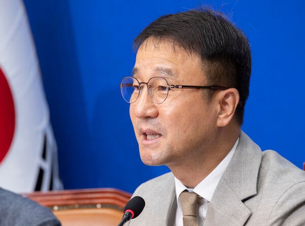 더불어민주당 한병도 당 대표 직무대행 겸 원내대표가 27일 국회에서 열린 최고위원회의에서 발언하고 있다. [연합뉴스]