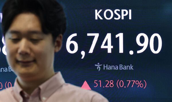 27일 서울 중구 하나은행 딜링룸 모습. [연합뉴스]