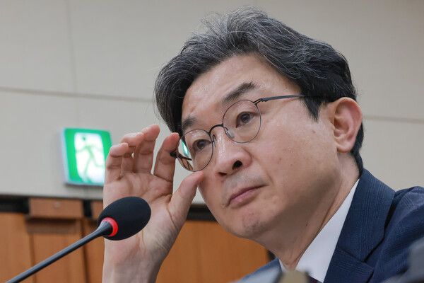 이억원 금융위원장이 29일 국회에서 열린 정무위원회 전체회의에서 안경을 고쳐쓰고 있다. [연합뉴스]