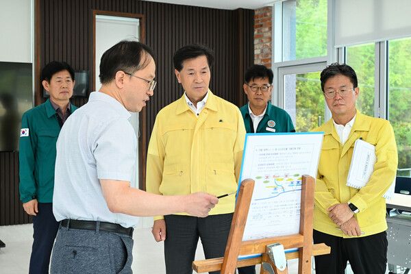 안병구 밀양시장이 밀양댐을 찾아 한국수자원공사 관계자들과 함께 저수 현황과 가뭄 대응 방안을 점검하고 있다. [밀양시]