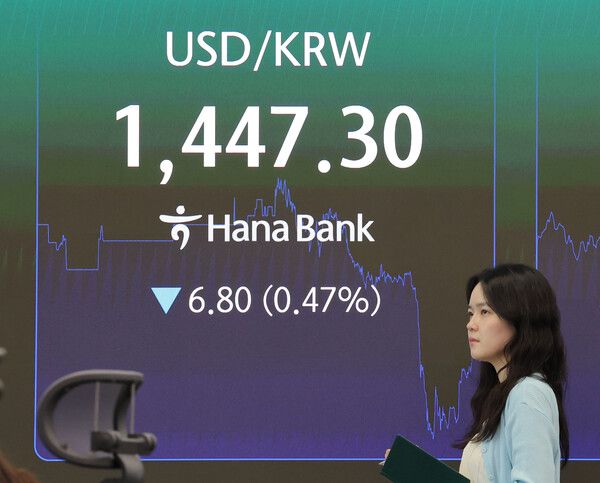 29일 서울 중구 하나은행 딜링룸 모습. [연합뉴스]