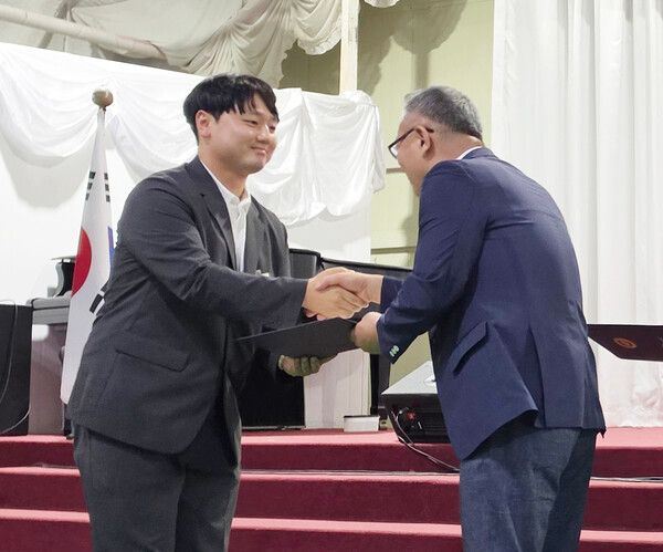 BNK경남은행&nbsp;정한욱&nbsp;계장(왼쪽)이&nbsp;‘창원특례시장&nbsp;표창’을&nbsp;받고&nbsp;있다. [BNK경남은행]