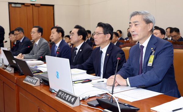 신현송 한국은행 총재(오른쪽)가 29일 국회에서 열린 재정경제기획위원회 전체회의에서 위원들의 질의에 답하고 있다. [연합뉴스]