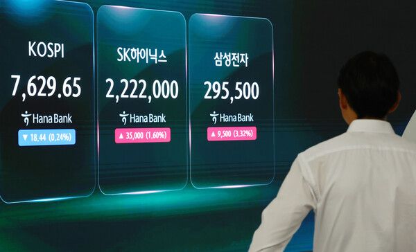 3일 서울 중구 하나은행 딜링룸 모습. [연합뉴스]
