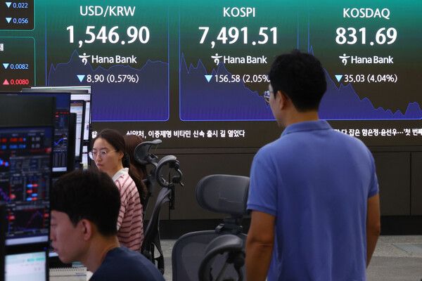 3일 서울 중구 하나은행 딜링룸 모습. [연합뉴스]