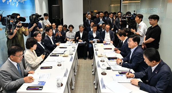 BNK부산은행은 부산 중구 부산데파트&nbsp;1층에서 서민금융진흥원,&nbsp;신용회복위원회와 함께 ‘부산 서민금융복합지원센터’ 개소식을 개최하고,&nbsp;지역 밀착형 서민금융 복합지원 서비스를 본격 운영한다고 3일 밝혔다. [BNK부산은행]