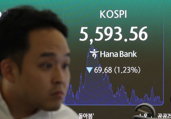 30일 서울 중구 하나은행 딜링룸 모습. [연합뉴스]