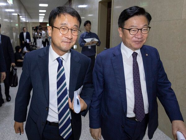 더불어민주당 한병도 원내대표(왼쪽)와 국민의힘 정점식 원내대표가 30일 국회 운영위원회 위원장실에서 선거관리위원회 특검법에 대한 협의를 진행한 뒤 각자 일정에 참석하기 위해 이동하고 있다. [연합뉴스]
