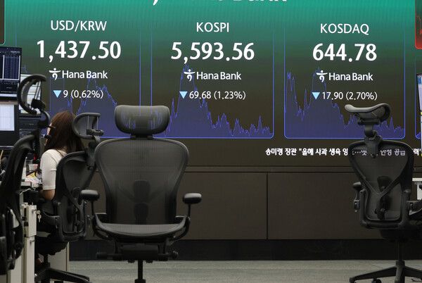 30일 서울 중구 하나은행 딜링룸 모습. [연합뉴스]