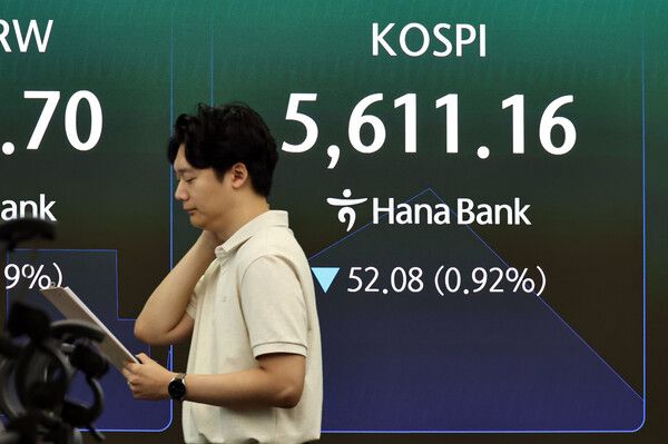 30일 서울 중구 하나은행 딜링룸 모습. [연합뉴스]