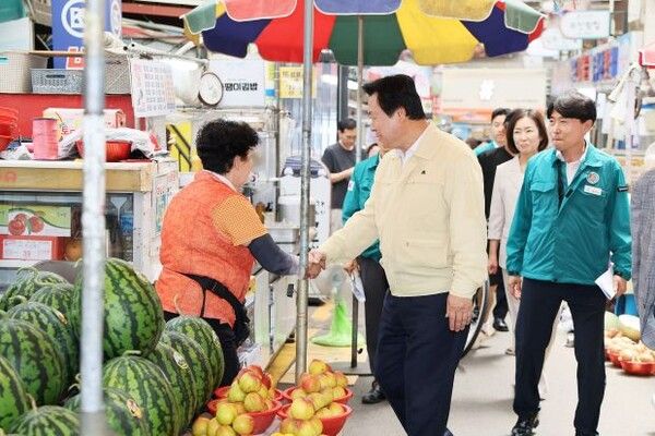 강기윤 창원시장이 반송시장을 찾아 상인들과 인사를 나누며 폭염 대응 현장을 점검하고 있다. [창원시]