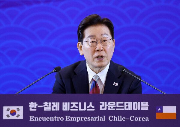 이재명 대통령이 30일(현지시간) 칠레 산티아고 한 호텔에서 열린 한-칠레 비즈니스 라운드 테이블에서 발언하고 있다. [연합뉴스]