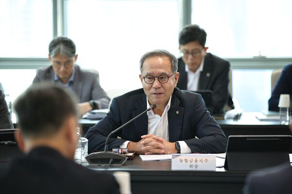 &nbsp;NH농협금융지주 이찬우 회장이 회의를 주재하고 있다. [NH농협금융지주]