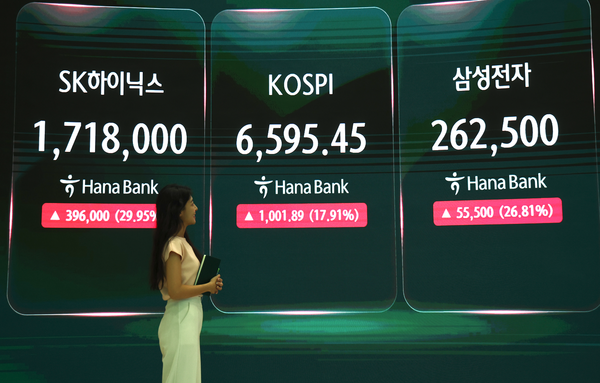 31일 서울 중구 하나은행 딜링룸 모습. [연합뉴스]