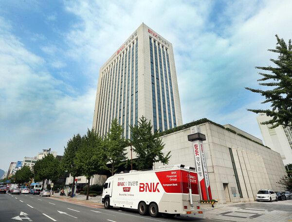 BNK경남은행은 건설근로자공제회와 ‘건설근로자 희망대출(경남새희망홀씨II 특판)’을 특별 판매한다. [BNK경남은행]