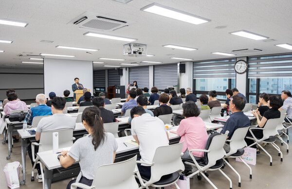금정구가 구청 대회의실에서 '2026년 야간 주민참여 예산학교'를 개최하고 있다. [금정구]