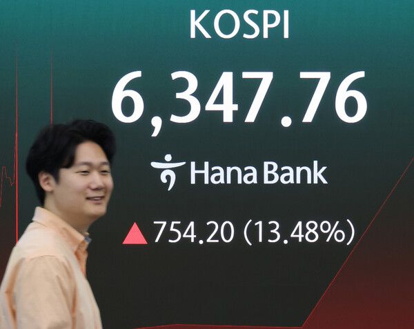 31일 서울 중구 하나은행 딜링룸 모습. [연합뉴스]