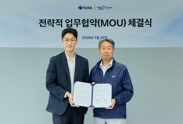 서울 강남구 역삼동 토스 본사에서 열린 협약식에 참석한 오규인 토스 부사장(왼쪽)과 이주세 멕시카나 대표이사. [토스]