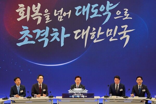 이재명 대통령이 29일 청와대 영빈관에서 ‘대한민국 대도약 3대 메가프로젝트 국민보고회’를 주재하고 있다. [청와대]