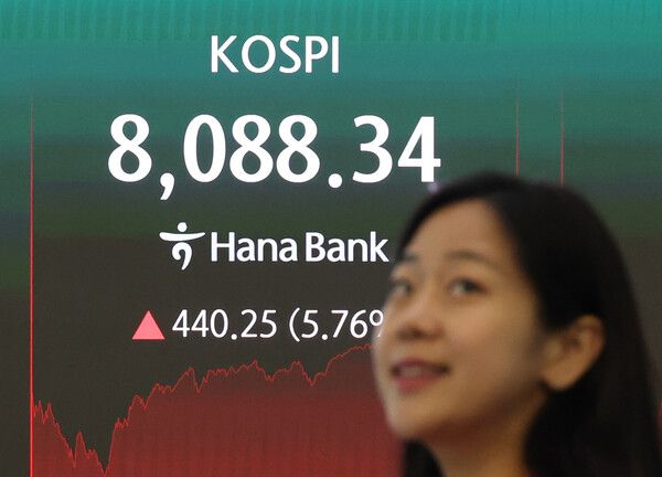 &nbsp;코스피가 8000선을 회복한 지난 3일 서울 중구 하나은행 딜링룸. [연합뉴스]