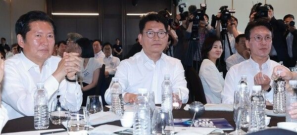 8·7 더불어민주당 전당대회에서 유력한 당권 경쟁 후보인 정청래 전 대표(왼쪽부터), 송영길 의원, 김민석 전 국무총리가 지난 3일 서울 용산구 한 호텔에서 열린 민주당 국회의원 워크숍에 참석해 있다. [연합뉴스]