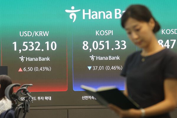 6일 서울 중구 하나은행 딜링룸 모습. [연합뉴스]