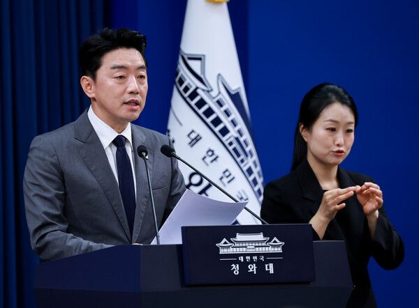 강훈식 비서실장이 6일 청와대 춘추관에서 이날 오전 열린 메가프로젝트 민관합동 점검회의 결과 브리핑을 하고 있다. [연합뉴스]