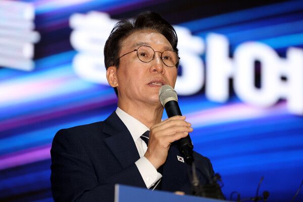 더불어민주당 당권주자인 김민석 전 국무총리가 6일 오전 전남광주통합특별시 동구 전일빌딩 245에서 당 대표 선거 출마 선언을 하고 있다. [연합뉴스]