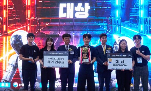 지난&nbsp;3일 진행된 ‘2026&nbsp;휴머노이드 챌린지’에서 조영훈 한국로봇산업진흥원장(왼쪽에서 세번째), 박진영 KB금융지주 브랜드담당 부행장(왼쪽에서 다섯번째)과&nbsp;서울대학교&nbsp;ROBI팀 관계자들이 기념촬영을 하고 있다. [KB금융그룹]