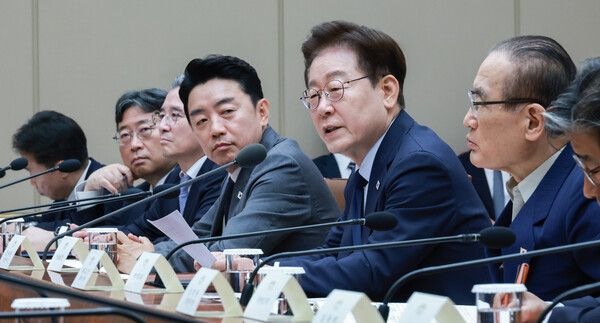 이재명 대통령이 6일 청와대에서 열린 메가프로젝트 민관합동 점검회의에서 발언하고 있다. [연합뉴스]