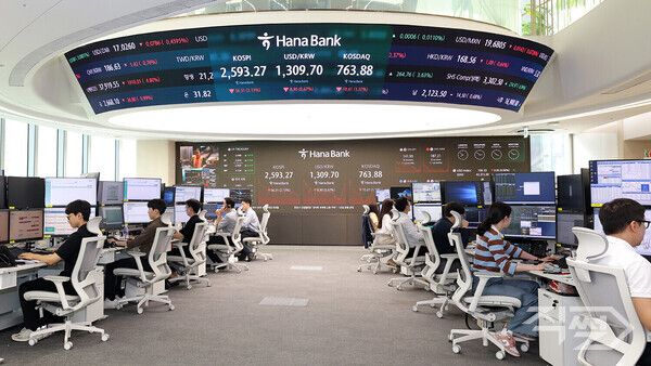 하나은행은 1일 외환시장 구조개선 방안 시행에 따라 급속히 디지털화되고 있는 외환(FX)거래 역량의 격차 확대를 위해 딜링룸 조직개편을 실시한다고 밝혔다. [하나은행]