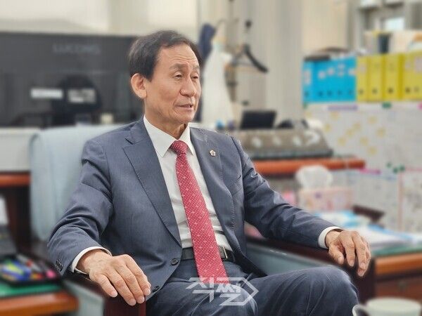 제10대 부산광역시의회 전반기 의장으로 선출된 강무길 의장. [박정우 기자]