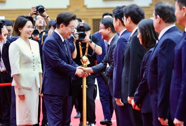 북대서양조약기구(NATO·나토) 정상회의 참석과 몽골 국빈 방문을 위해 출국하는 이재명 대통령이 7일 성남 서울공항에서 환송 나온 더불어민주당 한병도 대표 직무대행 겸 원내대표와 인사하고 있다. [연합뉴스]