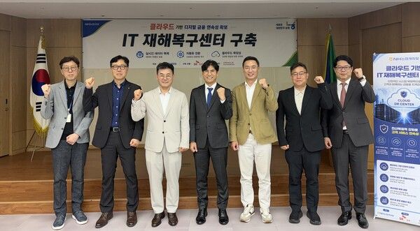 장종환 NH농협캐피탈 대표이사(좌측 세 번째), 신장수 SK AX 클라우드 부문장(좌측 네 번째), 위장영 오라클 클라우드 세일즈 부사장(우측 세 번째)가 IT재해복구센터 구축 행사를 진행한 뒤, 기념촬영 하고 있다. [NH농협캐피탈]