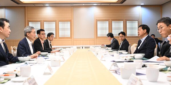 구윤철 부총리 겸 재정경제부 장관은 8일 오전 서울정부청사에서 관계기관 합동 ‘시장상황점검회의’를 개최하여 최근 금융·외환시장 동향을 점검하고 대응방향을 논의했다고 밝혔다. [연합뉴스]